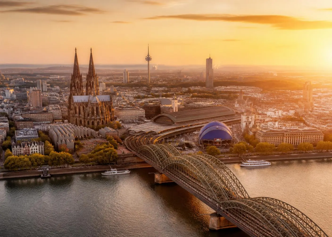 Kölner Dom und Hohenzollernbrücke zur goldenen Stunde